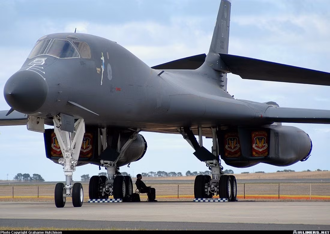 Đặc điểm bay này cho phép máy bay B-1B Lancer của Mỹ có thể bay ở độ cao thấp với tốc độ siêu âm. Việc di chuyển ở độ cao thấp được cho là cách hiệu quả nhất để những tốp máy bay ném bom B-1B Lancer "lách" qua tầm mắt của hệ thống radar do Liên Xô xây dựng. Nguồn ảnh: Airliners.