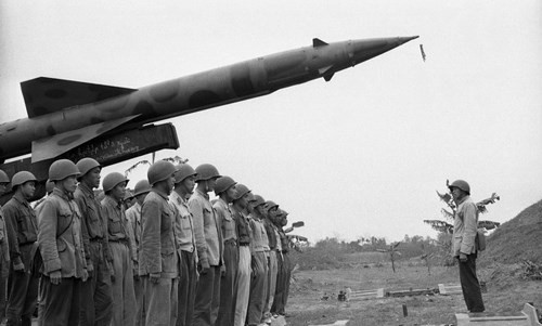 Trước khi trận "Điện Biên Phủ trên không" diễn ra, không quân Mỹ có cách đối phó với tên lửa Việt Nam khá... khôi hài khi để tránh bị tên lửa S-75 tấn công, các máy bay Mỹ thường sẽ bay ở độ cao dưới 3 km. Nguồn ảnh: TL.