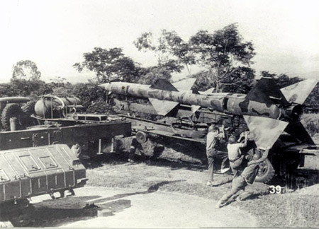 Ở độ cao này, tên lửa S-75 Dvina sẽ khó có thể tiêu diệt được mục tiêu do đối phương bay quá thấp. Tuy nhiên ở độ cao dưới 3 km, pháo phòng không nhắm bắn bằng mắt thường hoàn toàn có đủ khả năng "vít cổ" mọi loại tiêm kích hoặc máy bay ném bom. Nguồn ảnh: TL.