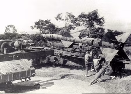 Ở độ cao này, tên lửa S-75 Dvina sẽ khó có thể tiêu diệt được mục tiêu do đối phương bay quá thấp. Tuy nhiên ở độ cao dưới 3 km, pháo phòng không nhắm bắn bằng mắt thường hoàn toàn có đủ khả năng "vít cổ" mọi loại tiêm kích hoặc máy bay ném bom. Nguồn ảnh: TL.