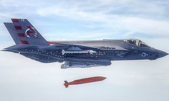 Sắp tới Ba Lan sẽ đưa vào biên chế tổng cộng 32 tiêm kích tàng hình F-35A Lightning II, họ hoàn toàn có khả năng được Mỹ chuyển giao bom hạt nhân chiến thuật B61-12.