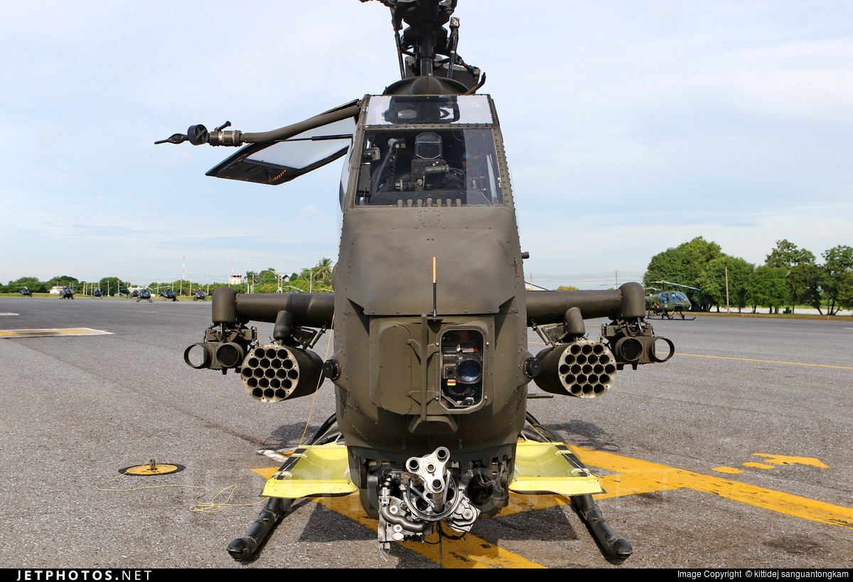 Tốc độ tối đa của Cobra chỉ vào khoảng 200 km/h - rất phù hợp cho nó thực hiện các nhiệm vụ tấn công mặt đất với độ chính xác cao. Trần bay của loại trực thăng này vào khoảng 3720 mét so với mực nước biển. Nguồn ảnh: Jetphoto.