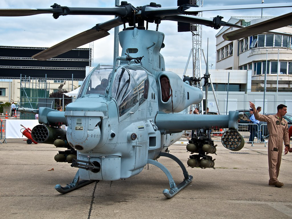 Với phiên bản AH-1F, trực thăng Cobra vẫn có tổ lái hai người bao gồm một phi công và một sĩ quan điều khiển vũ khí, trực thăng sử dụng một động cơ Lycoming T53, có hai trục cánh quạt, mỗi trục có hai lá cánh. Nguồn ảnh: Jetphoto.
