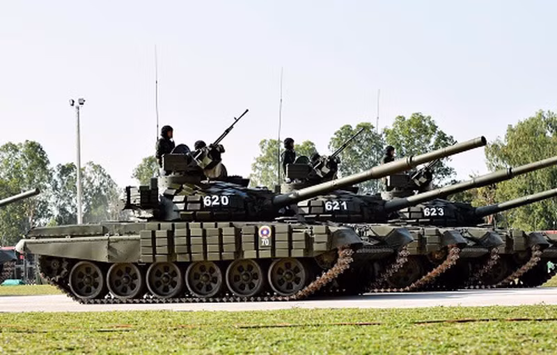 So với phiên bản T-90 mà Việt Nam đang sử dụng, xe tăng chủ lực T-72B1MS của Lào có hệ thống giáp và phòng thủ chủ động thua kém hơn, tuy nhiên về hệ thống hoả lực là tương đương. Nguồn ảnh: Pinterest.