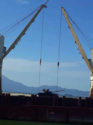 Hệ thống ảnh nhiệt trên xe cũng được cải tiến sâu với camera ảnh nhiệt thế hệ ba, cung cấp cho chỉ huy của xe cái nhìn toàn cảnh xung quanh xe trong bất cứ điều kiện thời tiết, ánh sáng nào mà không cần phải "thò đầu" ra ngoài. Nguồn ảnh: Pinterest.