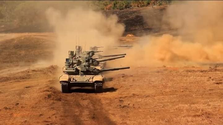 Có thể thấy, các xe tăng chủ lực T-72B1MS của Lào tham gia cuộc tập trận này được trang bị đầy đủ từ giáp phản ứng nổ, tháp trinh sát,... như nguyên bản do Nga cung cấp. Nguồn ảnh: Forces.