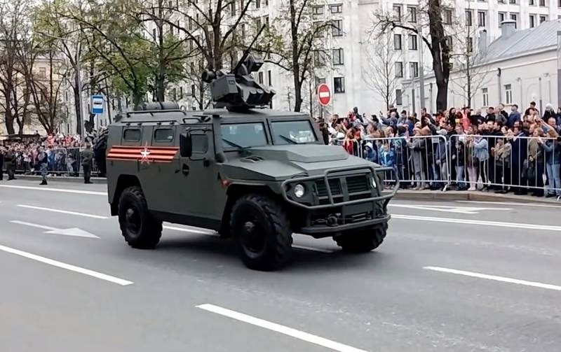 Trong triển lãm quân sự IDEX-2003 tại Adu Dhabi, xe Humvee của Mỹ đã bị mắc kẹt ở đoạn đường mà Tigr vẫn chạy băng băng.