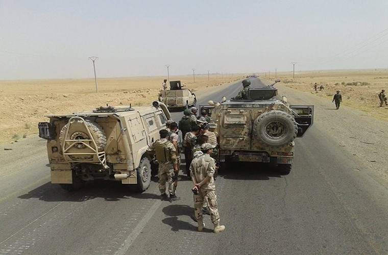 Không chỉ bảo vệ binh lính bằng các lớp thiết giáp dày, xe còn được trang bị nhiều loại vũ khí khác nhau như súng máy và súng phóng lựu, giúp họ dễ dàng tham chiến.