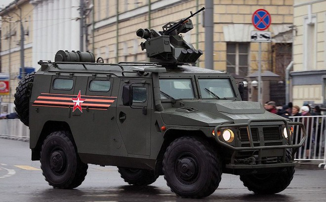 Tigr có thể chở đến 9 người, gồm cả tài xế, tốc độ tối đa của nó đạt 125km/h.