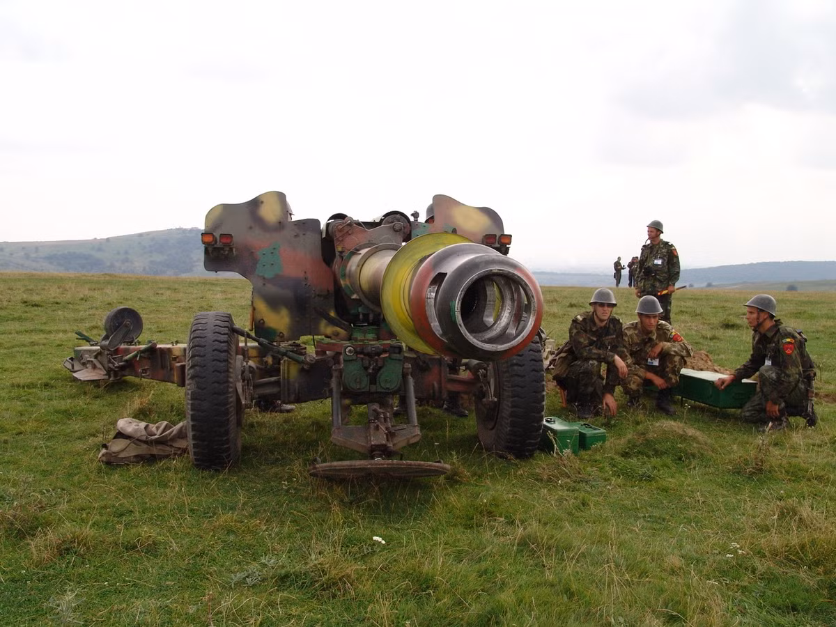 Tuỳ theo sức của kíp chiến đấu mà tốc độ bắn tối đa của D-20 có thể lên tới 6 phát mỗi phút, mỗi tiếng có thể khai hoả tối đa 65 quả. Tuy nhiên tốc độ bắn này sẽ giảm dần do kíp lái phải nạp đạn bằng tay rất tốn sức. Nguồn ảnh: Wikiwand.