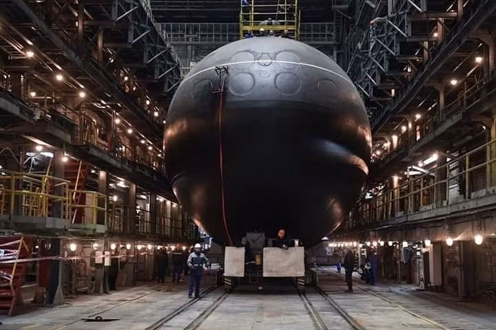 Đây là phiên bản tàu ngầm nâng cấp hiện đại nhất trong họ tàu ngầm Kilo của Nga, hiện đại hơn những tàu ngầm Kilo 636 mà Việt Nam và Trung Quốc đang sử dụng một bậc. Nguồn ảnh: Pinterest.