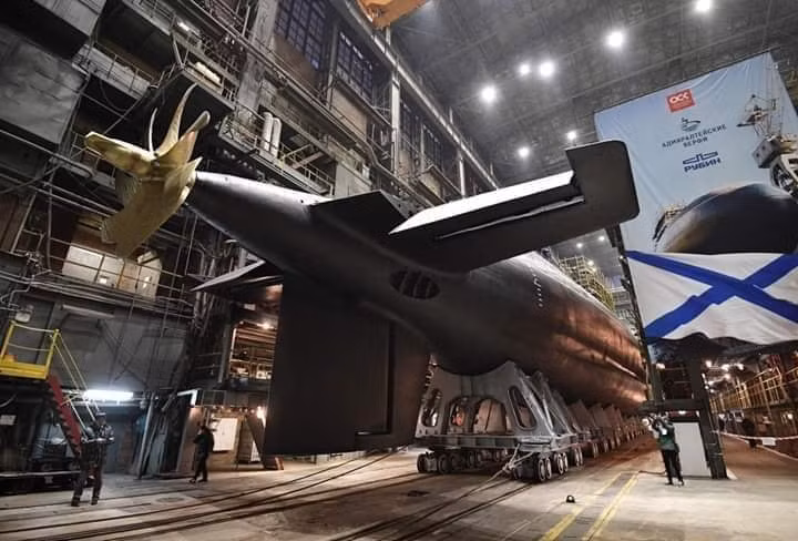 Điều đáng ngạc nhiên đó là trong lệ hạ thủy, tàu ngầm của Nga hoàn toàn không che đi hệ thống chân vịt. Thông thường, các tàu ngầm thường che đi chân vịt để đảm bảo tính bí mật. Nguồn ảnh: Pinterest.