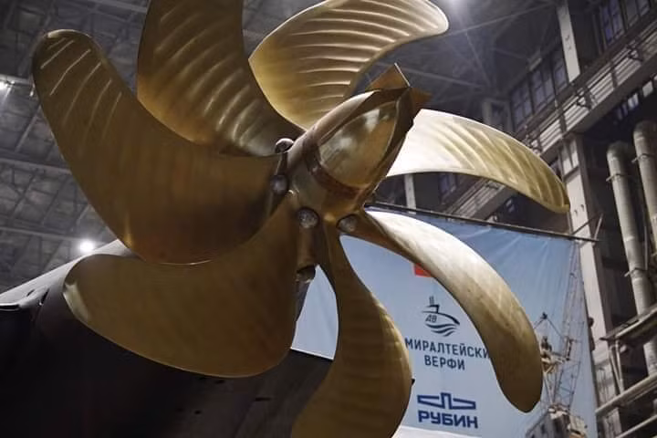 Có thể thấy, phần chân vịt của tàu ngầm Kilo 636.3 cũng có kết cầu tương đồng với phiên bản 636 mà Việt Nam đang sử dụng với bảy lá cánh, kèm theo đó là các họa tiết vát ngang theo từng lá cánh. Nguồn ảnh: Pinterest.