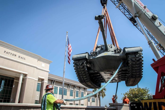 Toàn bộ phần vỏ xe được làm lại, cạo sạch rỉ sét và sơn một lớp sơn mới bóng loáng. Nguồn ảnh: BI.