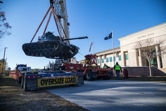 Xe tăng M48 Patton được cẩu vào vị trí "dựng tượng" ngay bên ngoài khuôn viên của căn cứ không quân Shaw. Nguồn ảnh: BI.