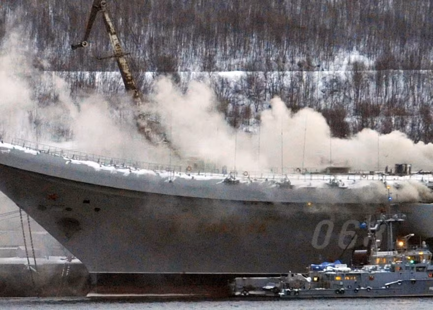 Đám cháy đã lan rộng từ 20 lên tới 120 mét vuông, do là cháy dầu diesel nên quá trình dập lửa tốn khá nhiều thời gian và công sức. Điều đáng nói đó là những thợ sửa chữa tàu sân bay Kuznetsov đã dập tắt đám cháy chỉ bằng bình cứu hoả cầm tay. Nguồn ảnh: Rumil.