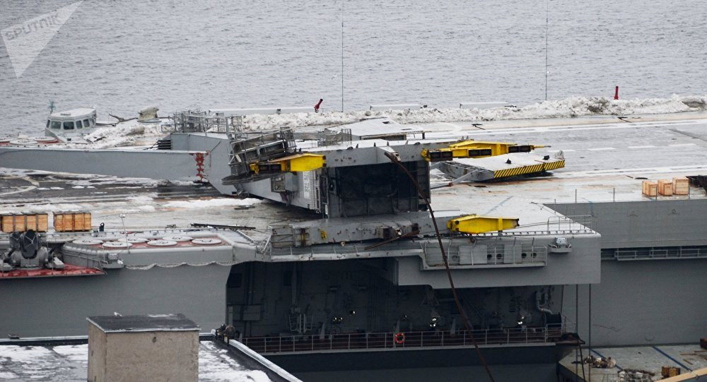 Đầu tiên là vụ việc cần cẩu của ụ nổi sửa chữa cho hàng không mẫu hạm Kuznetsov bị sập, đè lên sàn tàu làm thủng một lỗ khoảng 20 mét vuông trên đường băng cất cánh. Nguồn ảnh: Rumil.