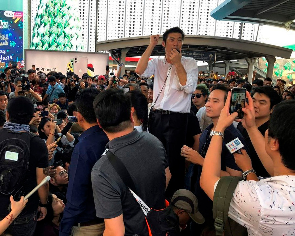 "Đây mới chỉ là bắt đầu. Hôm nay là màn phô diễn sức mạnh để sắp tới, những người khác có thể tham gia với chúng tôi. Chúng ta ở đây hôm nay giống như diễn tập", ông Thanathorn nói. “Cuộc biểu tình thật là vào tháng tới”. Ảnh: AP.