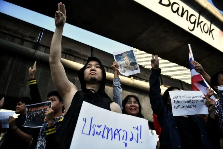 Nhiều người giơ tay chào ba ngón để thể hiện sự phản kháng đối với chính quyền hiện tại, vốn là chính quyền quân sự tại vị sau cuộc bầu cử 2014, theo Reuters. (Chào ba ngón là một biểu tượng từ phim The Hunger Games.) Ảnh: AFP.