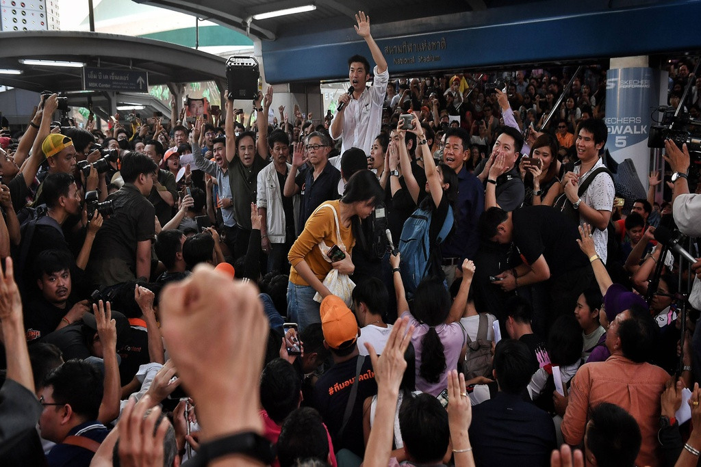 Cuộc biểu tình được khởi xướng bởi lãnh đạo Thanathorn Juangroongruangkit (áo trắng, giơ tay) của đảng Future Forward, đảng bị chính quyền Thái Lan cấm hoạt động. Ảnh: AFP.
