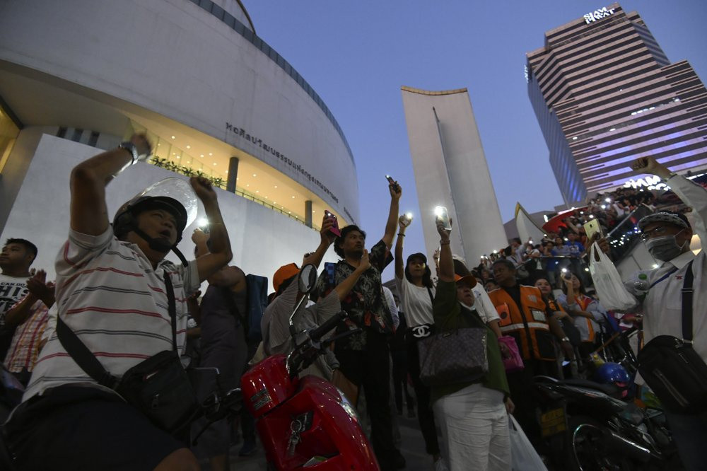 Ông đã ký một thỏa thuận liên minh đối lập với sáu bên để thúc đẩy thay đổi hiến pháp. Các đảng cũng ủng hộ ông kêu gọi cuộc biểu tình. Ảnh: AP.