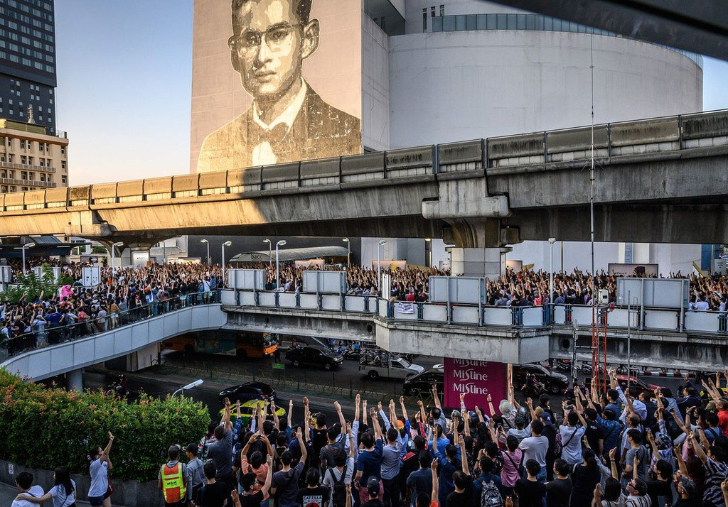 Đám đông tập trung tại lối đi trên cao nối một số trạm phương tiện công cộng và các khu thương mại, tràn xuống dưới đường, cùng nghe ông Tharnathorn phát biểu một cách khí thế, “kêu gọi họ đứng lên và đấu tranh cho dân chủ”, AP mô tả. Ảnh: AFP.