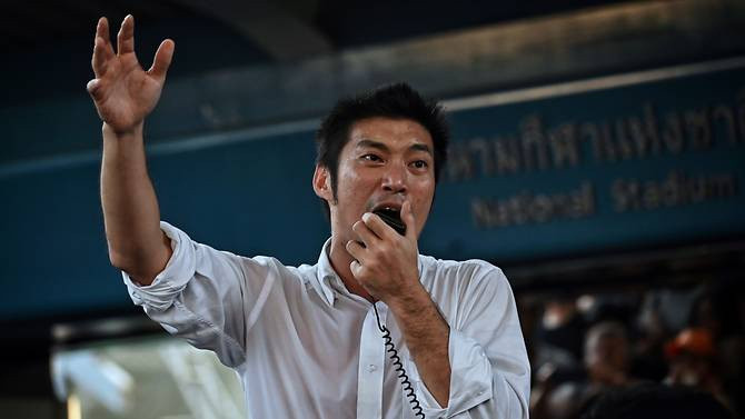 Lãnh đạo đảng Future Forward, cũng là một tỷ phú, là một trong những người phản đối chính phủ kịch liệt nhất kể từ cuộc bầu cử hồi tháng 3, là lần đầu tiên người Thái đi bỏ phiếu kể từ cuộc đảo chính quân sự 2014. Phe đối lập cho rằng cuộc bầu cử đã bị thao túng, giúp phe quân đội của Thủ tướng Prayuth Chan-ocha đắc cử. Ảnh: AFP.