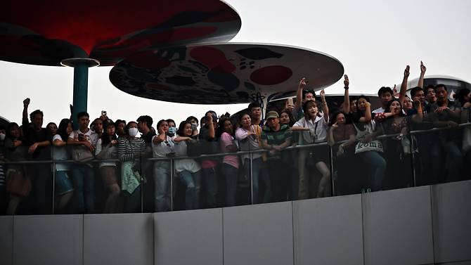 Từ tháng 11, tòa án hiến pháp, được cho là thân chính phủ và hoàng gia, ra phán quyết nói ông Thanathorn nắm giữ cổ phần trong một công ty truyền thông vào ngày ứng cử, khiến ông không đủ tư cách trở thành thành viên quốc hội. Ông Thanathorn không chấp nhận phán quyết này. Ảnh: AFP.