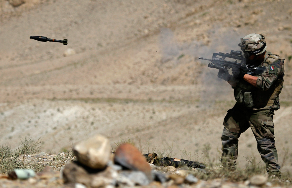 Lựu đạn nhồi nòng có tầm bắn gần như tương đương với súng phóng lựu M203. Như lựu đạn nhồi nòng APAV 40 được Pháp sử dụng với khẩu FAMAS, tầm bắn ở góc 45 độ là 170 tới 320 mét, độ chính xác lệch tâm 20 mét - gần như tương đương với M203 và tiệm cận với M79. Nguồn ảnh: Pinterest.