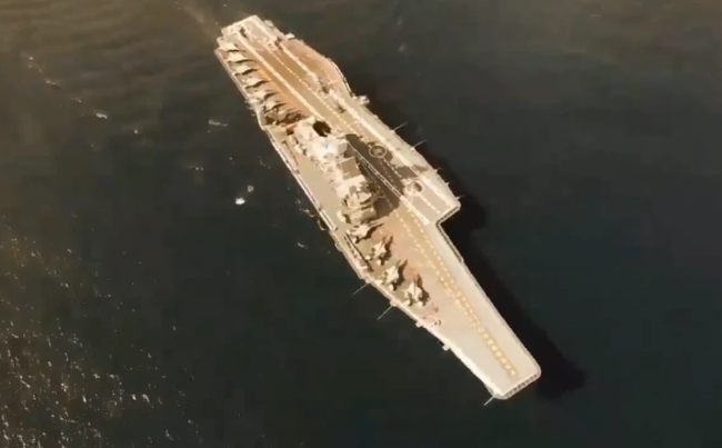 Không thể thiếu được đó là tàu sân bay của Hải quân Ấn Độ. Quốc gia này từng là nước đầu tiên ở Châu Á sở hữu tàu sân bay. Tuy nhiên cho tới nay, Ấn Độ cũng vẫn chỉ có duy nhất một tàu sân bay mang tên Vikrant được cải biên từ lớp Kiev của Nga. Nguồn ảnh: QQ.