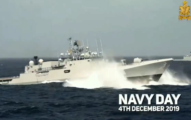 Ở đầu video, Hải quân Ấn Độ đã khoe khinh hạm hộ vệ tên lửa lớp Talwar của mình. Đây đều là những khinh hạm được Nga thiết kế và phát triển, hiện tại được coi là khinh hạm chủ lực của Hải quân Ấn Độ với sức mạnh phòng không khá ấn tượng. Nguồn ảnh: QQ.