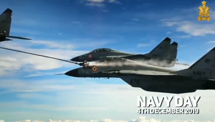 Không quân Hải quân Ấn Độ cũng xuất hiện trong màn "diễu võ dương oai" này với các máy bay chiến đấu MiG-29K - loại chiến đấu cơ được thiết kế riêng để hoạt động trên tàu sân bay. Ấn Độ từng có 40 chiếc MiG-29K trong biên chế nhưng đã mất 2 chiếc do tai nạn. Nguồn ảnh: QQ.