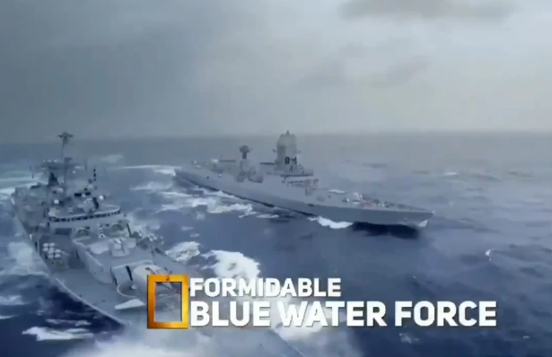 Tiếp theo đó, Hải quân Ấn Độ đã khoe khéo hai khu trục hạm Delhi và Kolkata của lực lượng này. Đây là hai khu trục hạm có thiết kế tương đồng với khu trục Type 052B và 052C của Trung Quốc nhưng lỗi thời hơn gần hai thập kỷ. Nguồn ảnh: QQ.