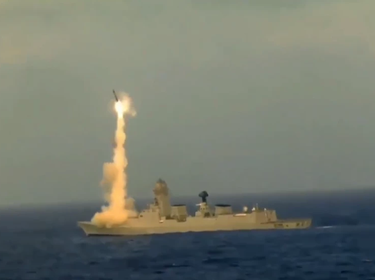 Ngoài ra, trong video còn có khu trục hạm Aegis đầu tiên của Hải quân Ấn Độ. Loại khu trục hạm này hiện được coi là nguy hiểm nhất của Ấn Độ, có khả năng triển khai được cả tên lửa BrahMos. Nguồn ảnh: QQ.