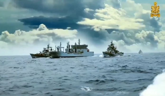 Thậm chí, Hải quân Ấn Độ cũng không ngần ngại cho cả... tàu hậu cần của mình lên sóng. Chiếc lớn nhất ở giữa trong khung hình là tàu vận tải hậu cần lớp Deepak của Ấn Độ - có nhiệm vụ vận tải hàng lỏng (nước, dầu diesel, nhiên liệu tên lửa dạng lỏng) cho hải quân nước này. Nguồn ảnh: QQ.