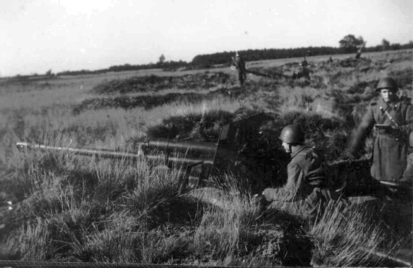 Trên lý thuyết, kíp chiến đấu của pháo ZIS-3 Stalin yêu cầu tối thiểu 7 người. Tuy nhiên trong thực tế, khẩu pháo này có thể hoạt động tốt với chỉ ba người - tất nhiên là tốc độ bắn sẽ không bằng với kíp chiến đấu 7 người. Nguồn ảnh: Pinterest.