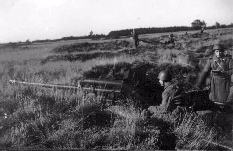 Trên lý thuyết, kíp chiến đấu của pháo ZIS-3 Stalin yêu cầu tối thiểu 7 người. Tuy nhiên trong thực tế, khẩu pháo này có thể hoạt động tốt với chỉ ba người - tất nhiên là tốc độ bắn sẽ không bằng với kíp chiến đấu 7 người. Nguồn ảnh: Pinterest.