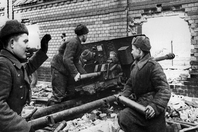 Pháo sử dụng nòng dài 3,4 mét - tương đương với 42,6 lần đường kính nòng pháo. Chiều rộng của khẩu pháo là 1,6 mét và chiều cao tối đa chỉ là 1,3 mét. Nguồn ảnh: Pinterest.