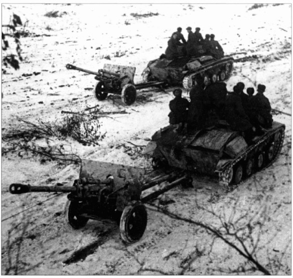 Với kích thước nhỏ gọn của mình, pháo chống tăng ZIS-3 Stalin rất thích hợp với chiến thuật phục kích xe tăng đối phương. Những trận địa pháo ZIS-3 khi được nguỵ trang tốt sẽ rất khó bị đối phương phát hiện bằng mắt thường hoặc từ máy bay trinh sát. Nguồn ảnh: Pinterest.