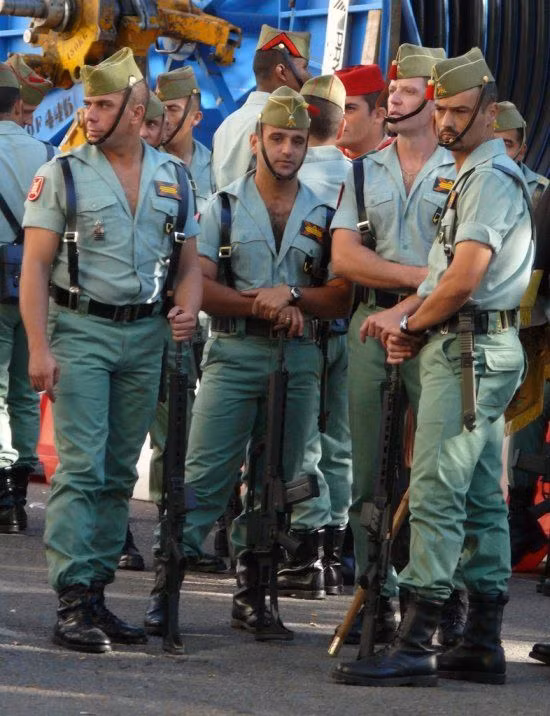 Mặc dù có trang phục khá đặc biệt, tuy nhiên lính Lê dương Tây Ban Nha vẫn được quân đội nước này liệt vào danh sách những đơn vị phản ứng nhanh tinh nhuệ. Nguồn ảnh: Pinterest.