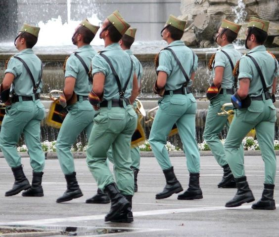 Ngoài ra, công dân cũng cần phải có lý lịch tốt, không bị truy nã, không có tiền án tiền sự, nằm trong độ tuổi từ 18 tới 29 và vượt qua được bài tập thể lực ban đầu. Nguồn ảnh: Pinterest.