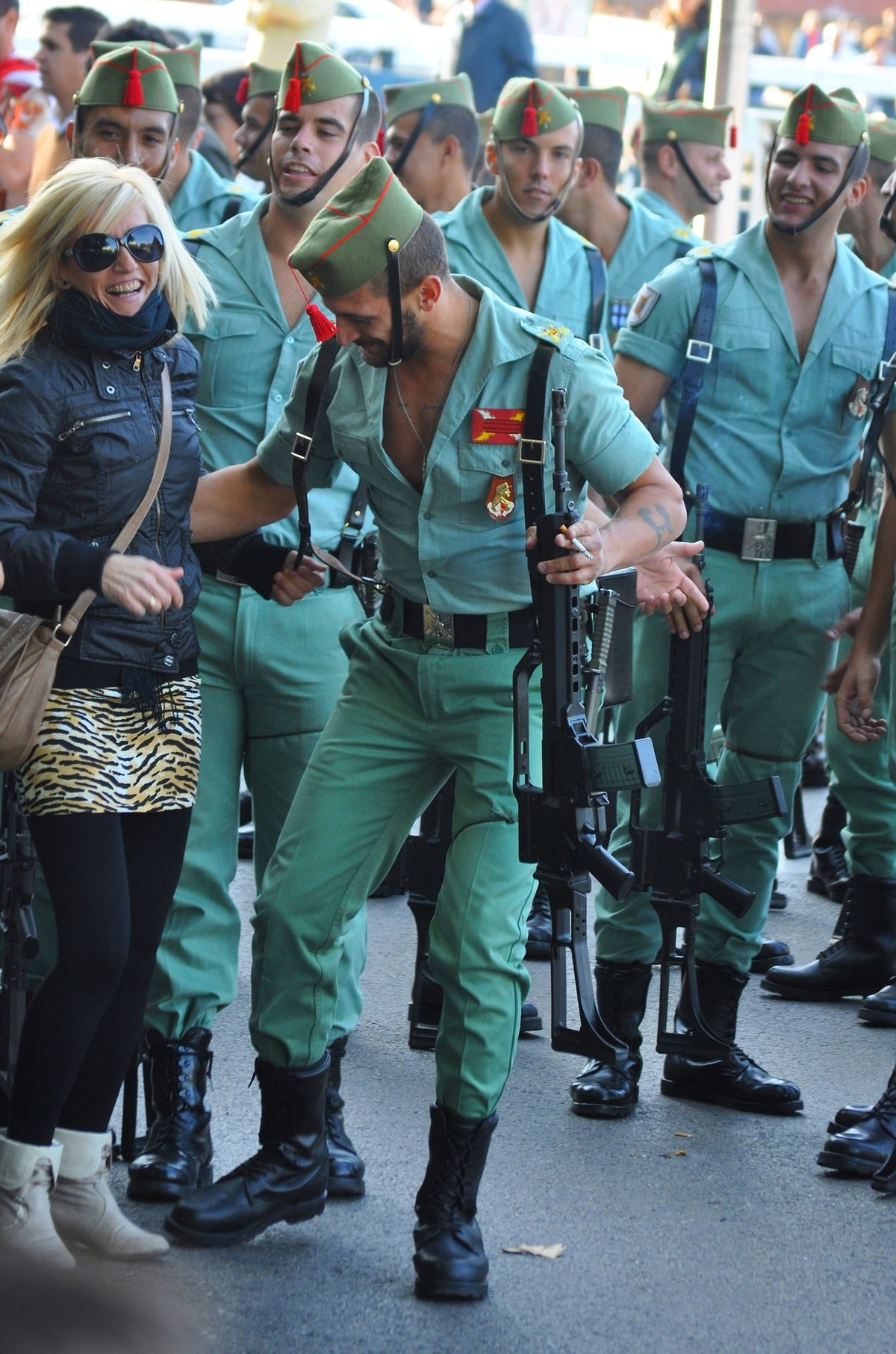 Ngay từ khi mới thành lập, quân phục của lính Lê dương Tây Ban Nha đã có phần khá... điệu đà. Một phần là do mốt thời trang ở Tây Ban Nha khi đó, một phần cũng là do khí hậu nóng nực nên binh lính thường phanh ngực áo khi hành quân. Nguồn ảnh: Pinterest.