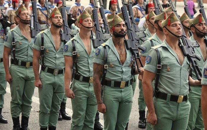 Được thành lập từ năm 1920, tới nay Lực lượng Lê dương Tây Ban Nha (Spanish Legion) đã bước qua tuổi 99. Suốt từ khi ra đời tới nay, lực lượng này luôn là một trong những đơn vị lính quyến rũ nhất thế giới với quân phục bó rất sát và áo phanh cúc ngực cực kỳ "hở hang". Nguồn ảnh: Pinterest.