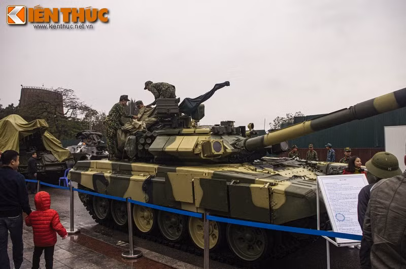 Ngoài ra, hệ thống nạp đạn tự động cũng sẽ tốn thời gian hơn khi chuyển đổi loại đạn khi chiến đấu. Nếu nạp đạn bằng tay, trưởng xa chỉ cần yêu cầu nạp đạn viên chọn loại đạn khác ở phát bắn tiếp theo và nạp đạn viên sẽ tuân lệnh một cách dễ dàng.