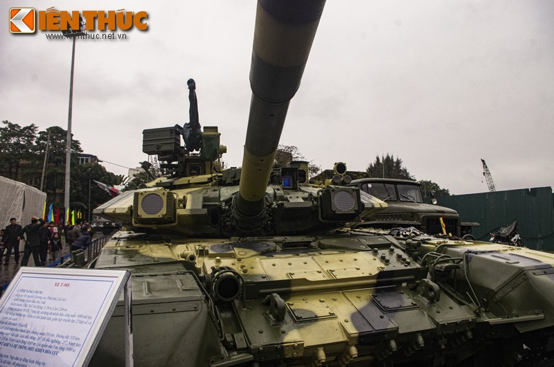 Với hệ thống nạp đạn tự động trên xe tăng T-90, kíp lái của xe giảm xuống chỉ còn số lượng ba người bao gồm lái xe, trưởng xe và xạ thủ.