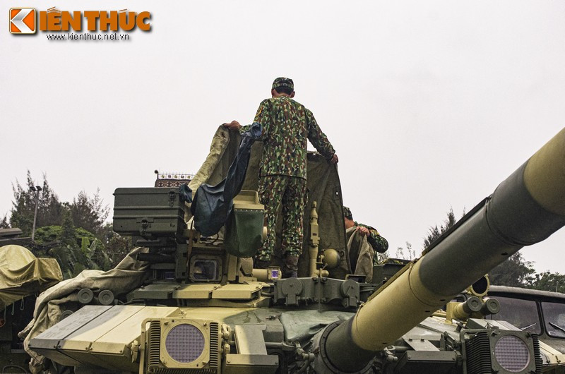 Tuy nhiên với cơ chế nạp đạn tự động, trưởng xe và xạ thủ sẽ phải chờ cho vòng đạn dự phòng quay đúng đến vị trí có loại đạn mà mình cần để có thể nạp vào nòng. Trong tình huống tác chiến bất ngờ, việc chờ đợi này có thể sẽ khiến kíp chiến đấu mất lợi thế.