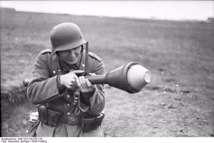 Các loại cối, phóng lựu sử dụng được trong không gian hẹp với sức công phá đủ lớn cũng là thứ vũ khí cực kỳ quan trọng trong tác chiến đô thị. Với thứ vũ khí này, binh lính có thể dễ dàng đục tường để đi xuyên từ căn nhà này sang căn nhà khác, bất chợt xuất hiện ở bất cứ đâu. Nguồn ảnh: BI.