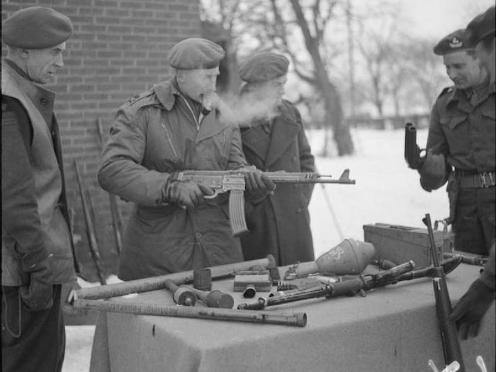 Súng trường tấn công hoặc súng tiểu liên với kích thước nhỏ để người lính dễ xoay sở dũng là một yêu cầu tối quan trọng. Trong Chiến tranh Thế giới thứ hai, lính Đức đã tỏ ra cực kỳ lợi thế khi tác chiến trong đô thị hoặc trong chiến hào với những khẩu súng tiểu liên, súng trường tấn công ngắn hơn nhiều so với các loại súng trường dài cả mét hồi đó. Nguồn ảnh: BI.