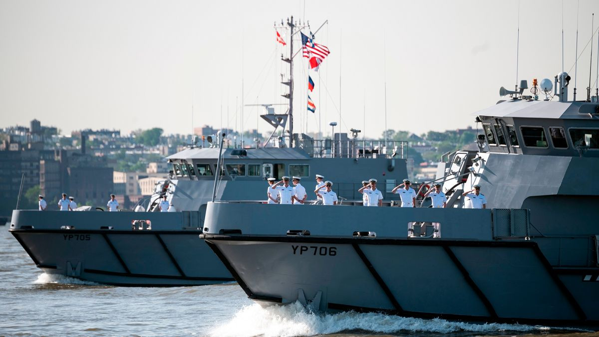 Lực lượng này cũng đang có 10 tàu sân bay trong biên chế, 9 tàu đổ bộ tấn công, 22 tuần dương hạm, 62 khu trục hạm, 17 khinh hạm và 72 tàu ngầm - nhiều hơn bất cứ lực lượng nào khác trên thế giới. Nguồn ảnh: Pinterest.