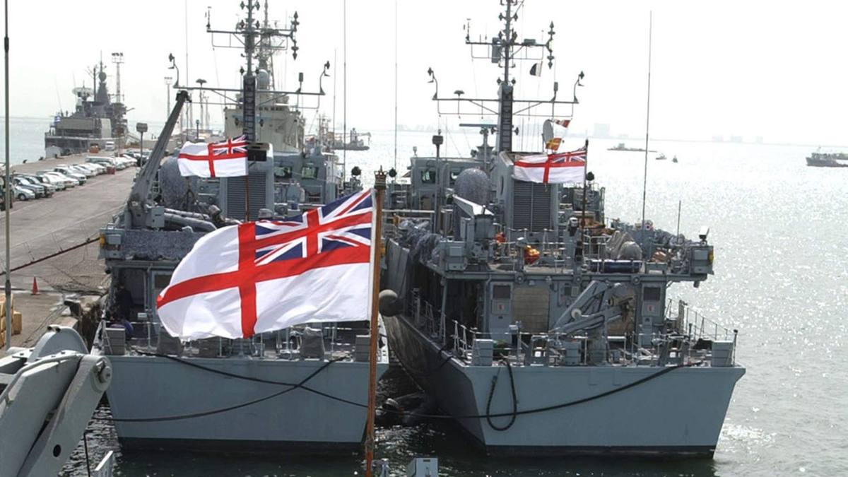 Hiện tại, trong biên chế của Hải quân Hoàng gia Anh có ba tàu đổ bộ cỡ lớn, 19 khinh hạm và khu trục hạm, 7 tàu ngầm hạt nhân tán công, 4 tàu ngầm hạt nhân mang tên lửa hành trình kèm theo đó là không quân hải quân với 149 máy bay các loại. Nguồn ảnh: Pinterest.